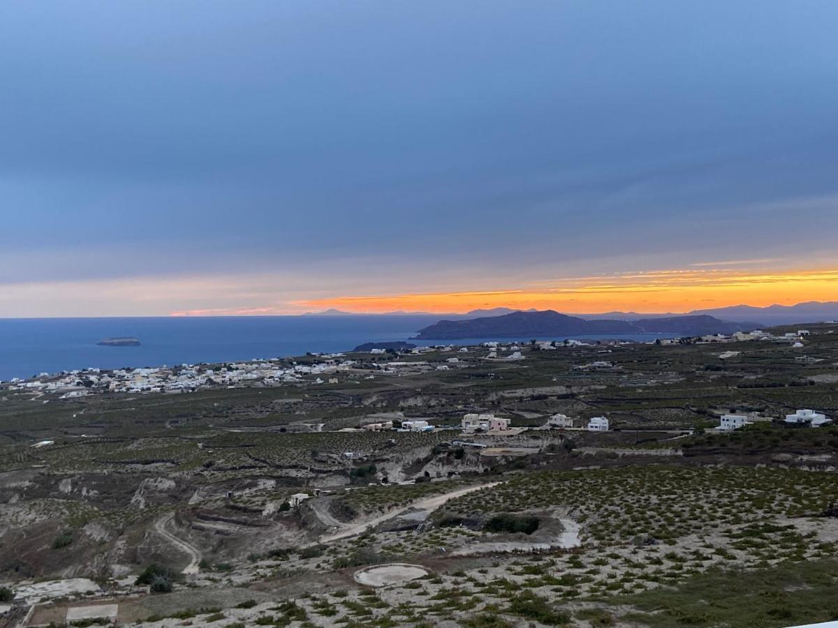 Ena Suites Santorini Pyrgos Kallistis Bagian luar foto