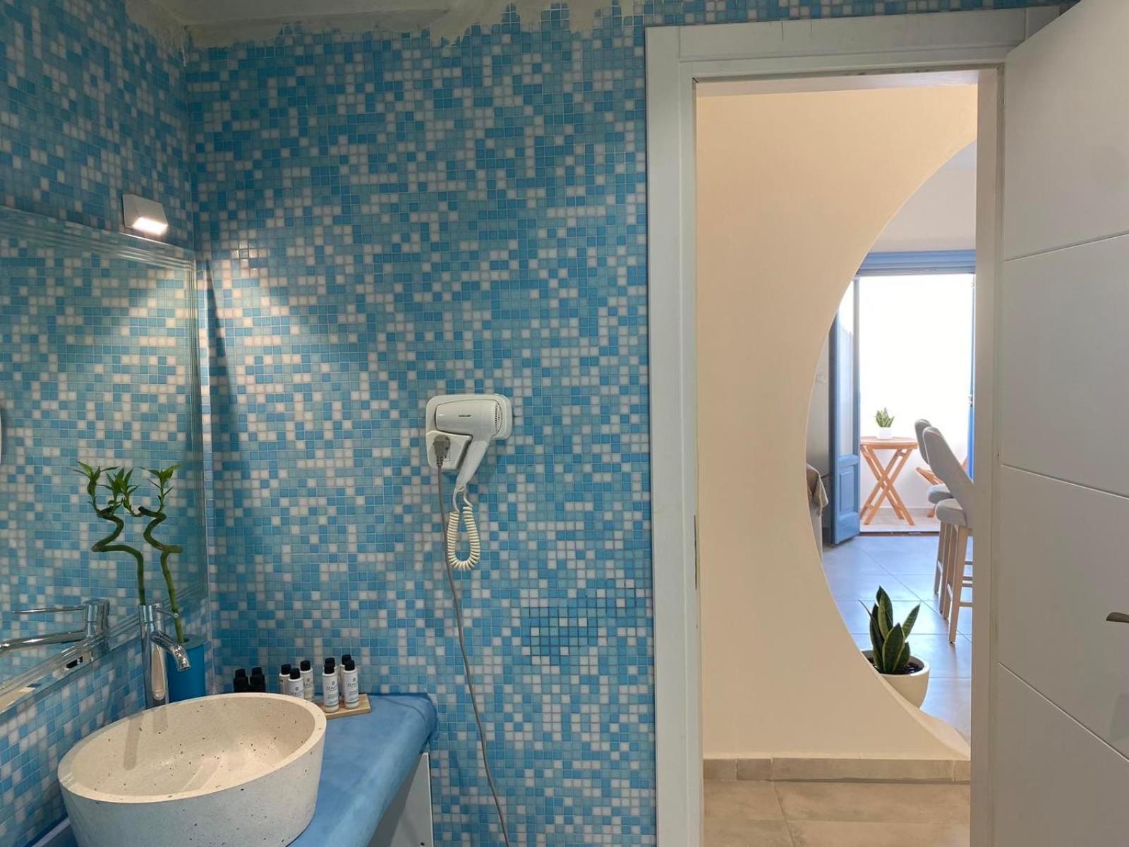 Ena Suites Santorini Pyrgos Kallistis Bagian luar foto